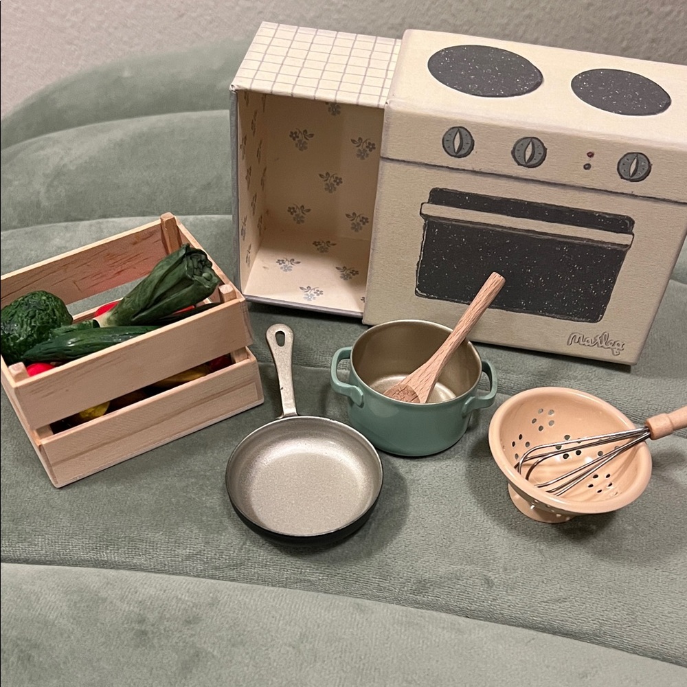Maileg fruits and veggies and miniature cooking set
